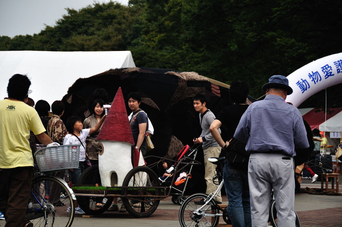 お伽の国の家の屋根を撫でる少女