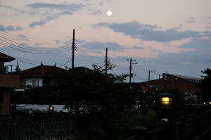 真間川から見た市川市宮久保夕刻の満月