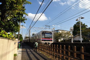 鬼越駅を発車する京成電車