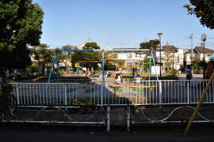京成中山駅近くの公園で疲れを知らず遊ぶ子どもたち