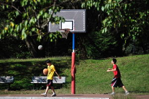 航空公園でバスケットボールに興じる子ら
