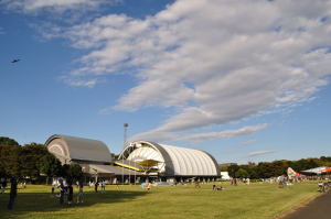 航空公園、日陰で遊ぶ人たちと日向で遊ぶ人たち