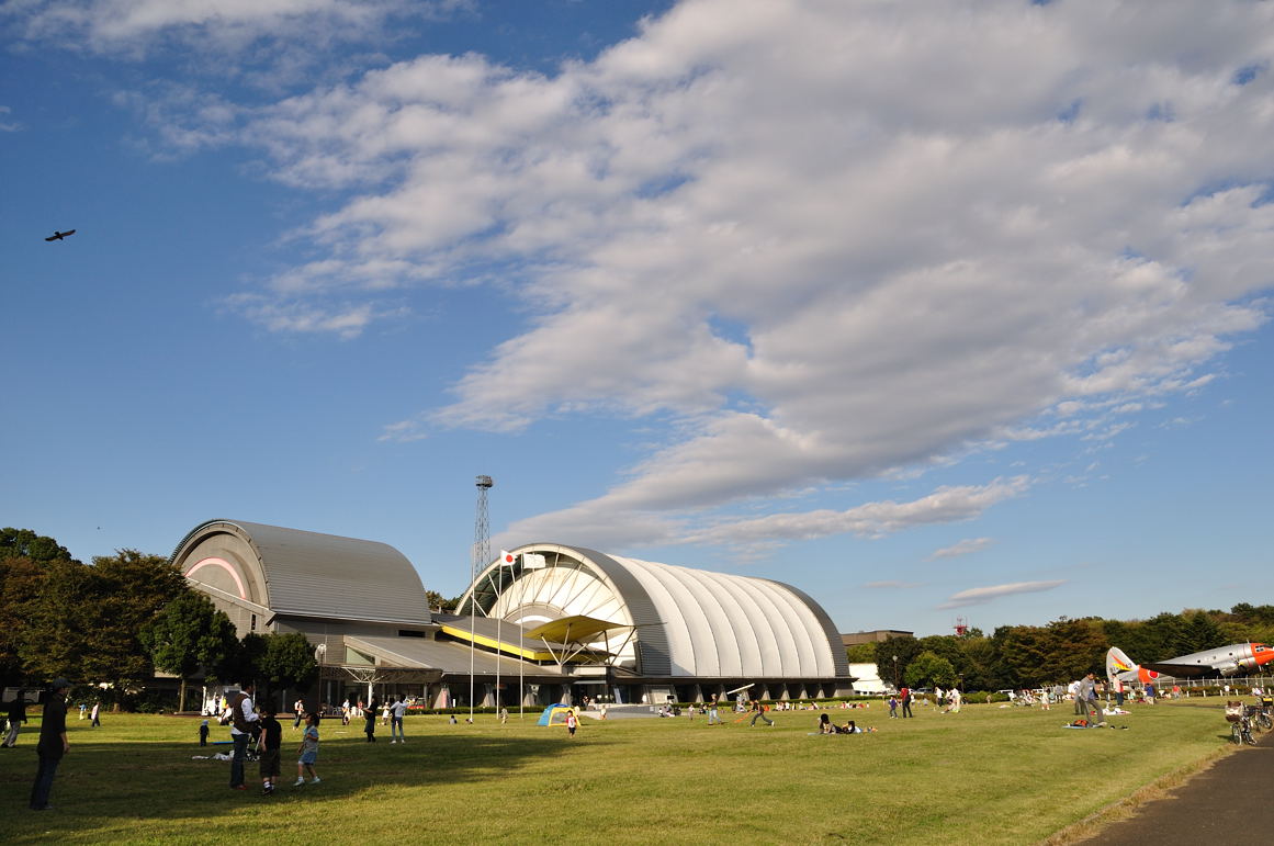 航空公園、日陰で遊ぶ人たちと日向で遊ぶ人たち