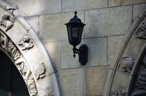 丸石ビルディングの壁面に付けられた街灯