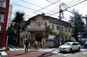 日本獣医生命科学大学本館