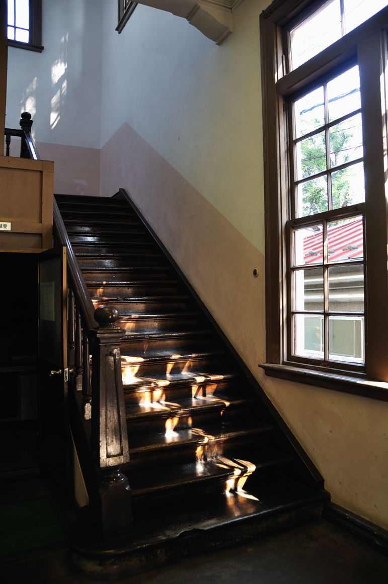 日本獣医生命科学大学本館左手奥の階段