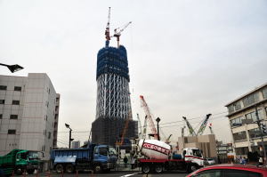 京成橋から東京スカイツリー工事現場に入るトラックたち