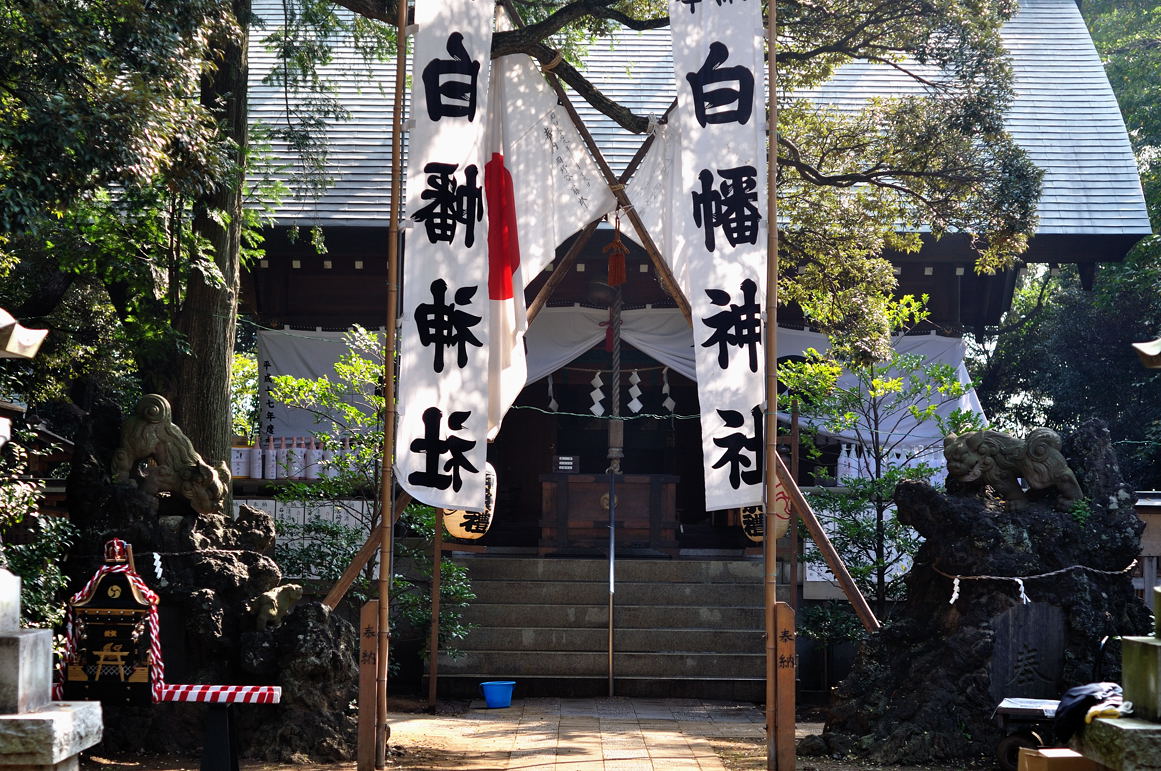拝殿と白幡神社の旗