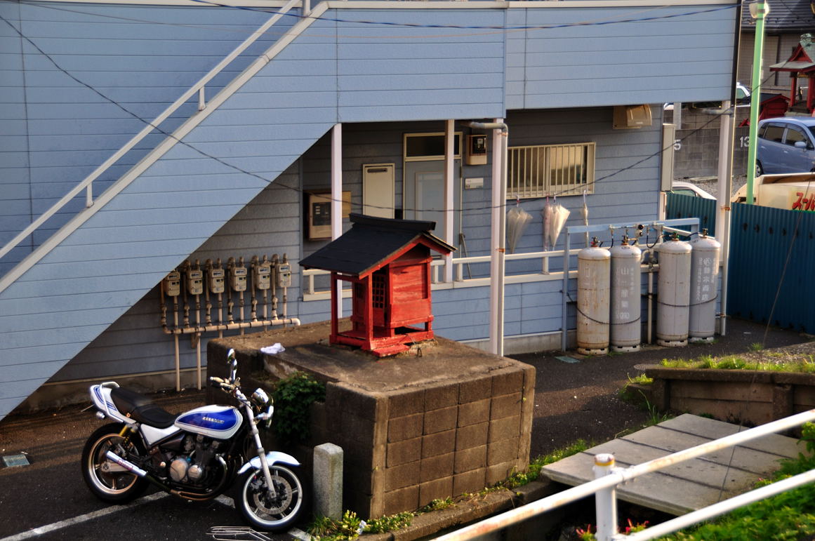 一段高く祀られたお稲荷さん