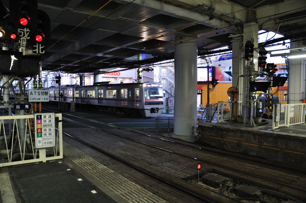 京成高砂駅で下り成田方面の電車を待つ