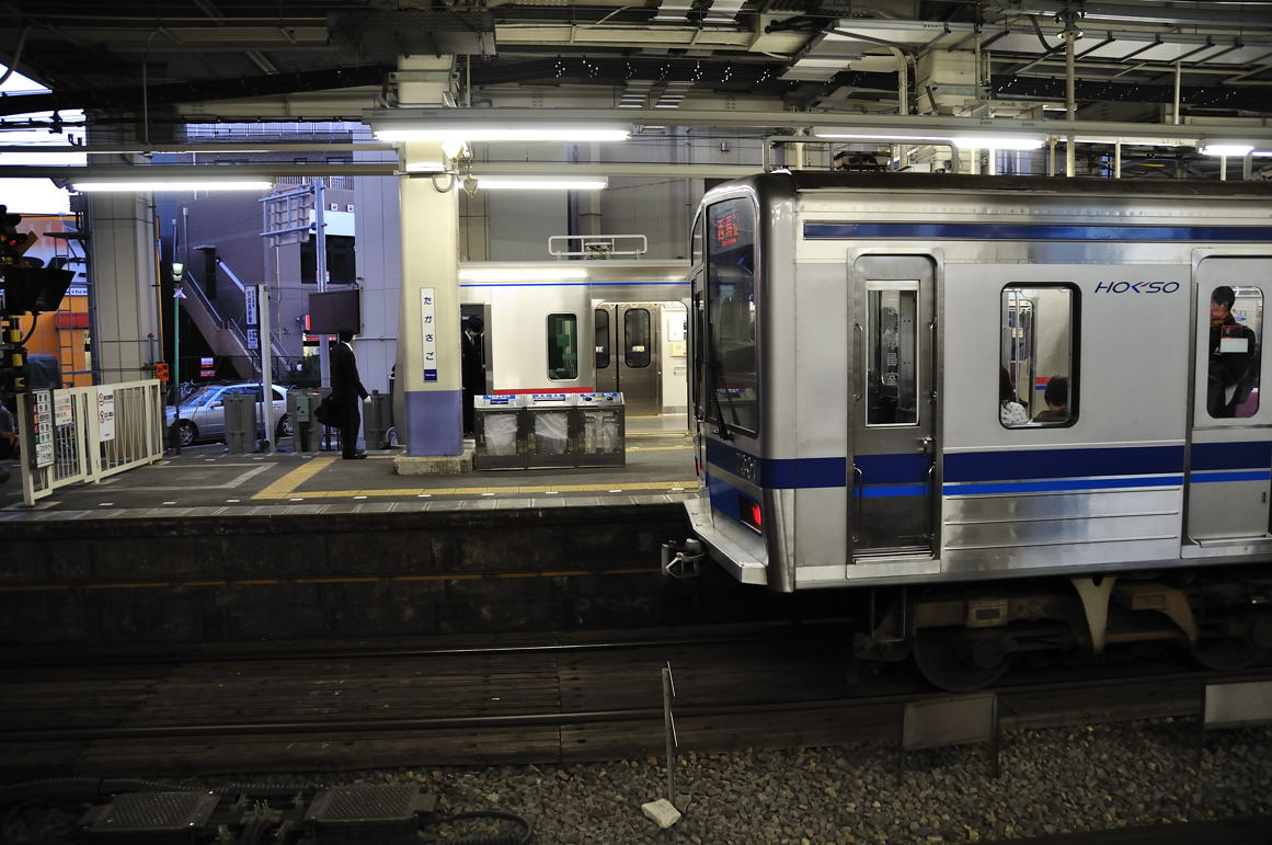 もうじき発車する西馬込行き電車は北総鉄道の車両