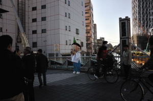 京成橋で記念写真を撮られているおしなりくんを発見