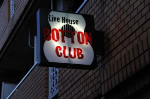 夕刻迫るBOTTON CLUBの看板に明かりが灯る