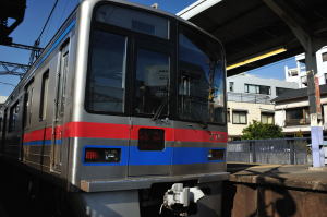 京成八幡駅にとまった特急上の行き電車