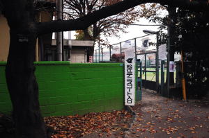 松江テニスコートの緑色したブロック塀