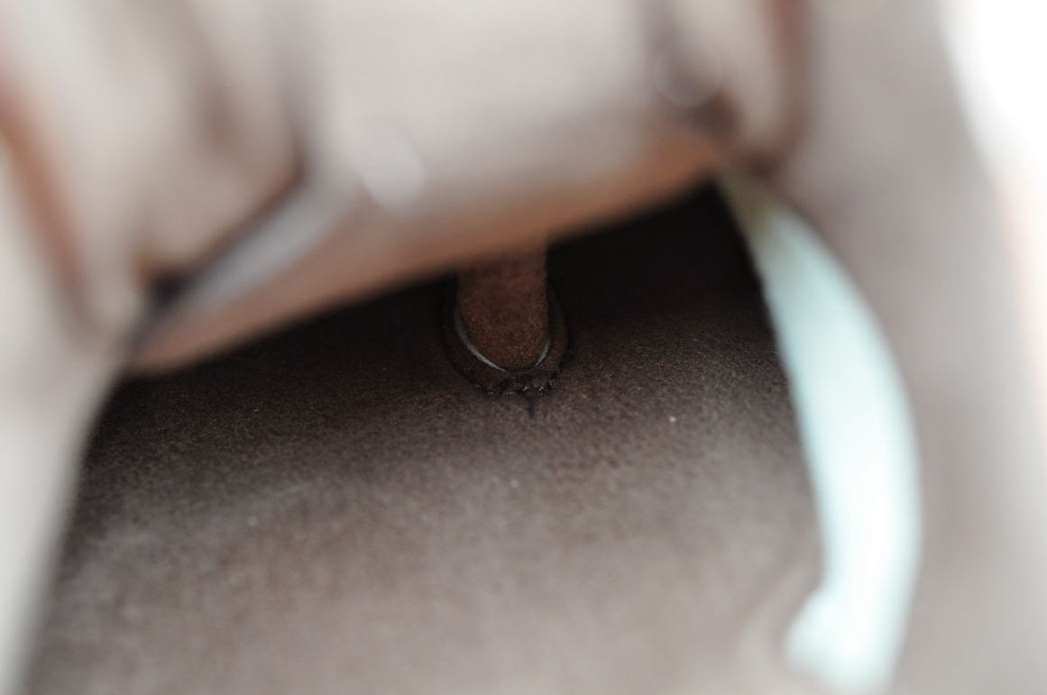 靴の中を覗くと、なんと鼻緒が見える