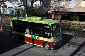 野田市内を走るまめバスを撮ると運転手さんがカメラを意識した