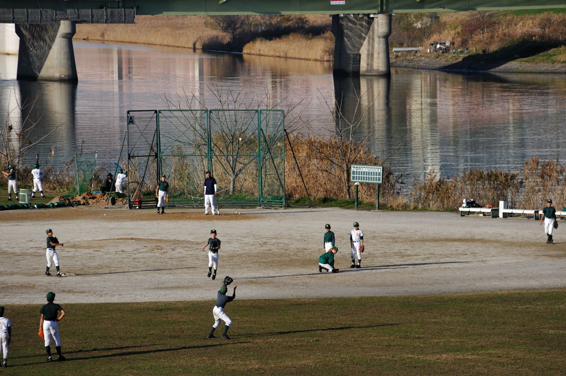 荒川の江北橋を後ろに少し入れ少年野球を撮る