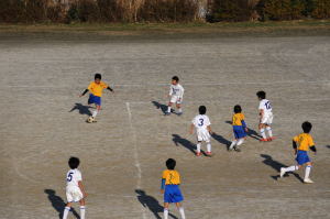江北橋近くの荒川河川敷少年サッカーを連写する２