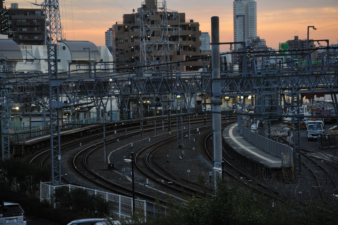 鐘ヶ淵駅の湾曲したホームの夕暮れ