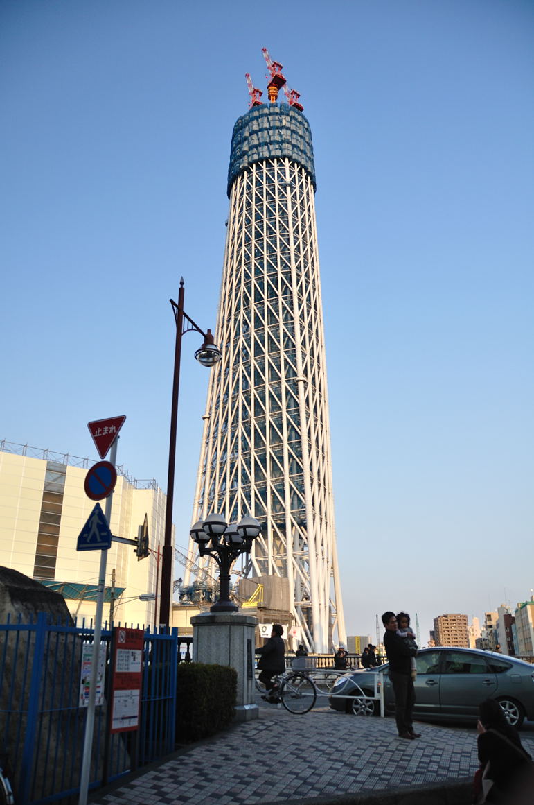 東武橋から東京スカイツリーをバックに記念写真を撮る親子