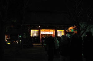 葛飾八幡宮で初詣を待つ列は仁王門と一の鳥居の間まで伸びていた