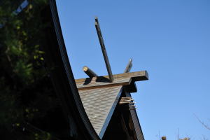 白幡天神社本殿屋根の外削ぎの千木と鰹木