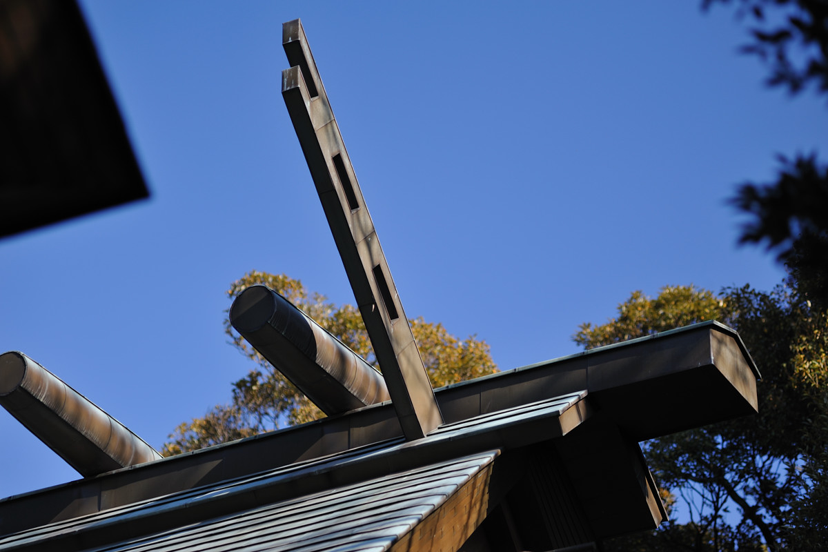 宮久保にある白幡神社本殿屋根の鰹木と外削ぎの千木