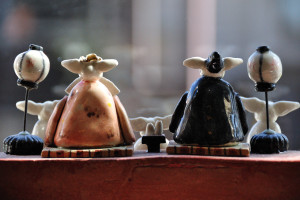 ギャラリーシュテルンの窓辺で外を眺める雛人形 ギャラリーシュテルンの窓辺で外を眺める雛人形