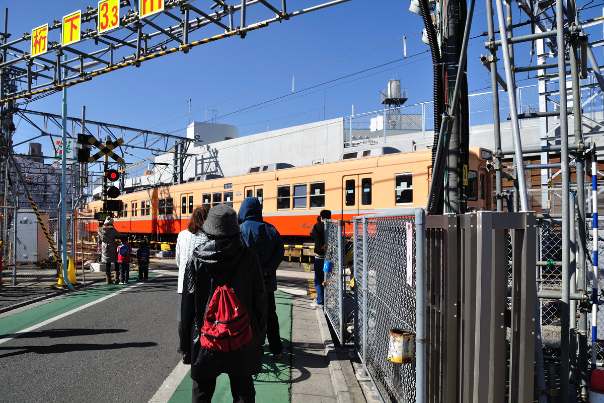 京成金町線を走る赤電塗装の３３００形形成電車