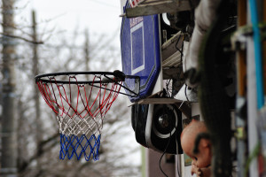 バスケットボールのゴールは実用的に飾られている