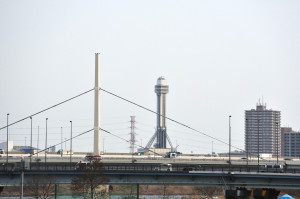 小松川橋、新小松川橋、首都高7号線の斜張橋の荒川大橋の向うに見える船堀タワー