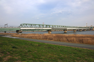 いつも通勤で乗っている都営新宿線荒川鉄橋を過ぎる