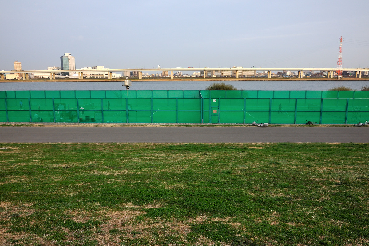 東砂3丁目辺りの荒川河川敷にある目に優しい緑のフェンスで囲まれたテニスコート
