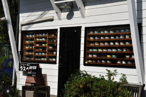 外からもカップが目に付くラズベリーというお店