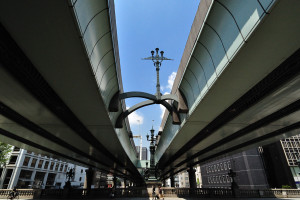 日本橋の中心部に空中に位置する街灯