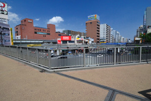 京葉道路と明治通りを跨ぐ歩道橋はエレベータまで付いている