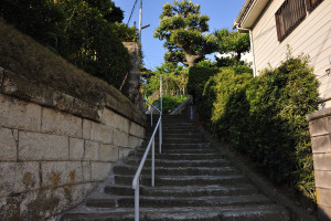 安房神社の前を左に進みその先にある下り坂のひとつ