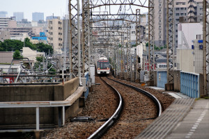 この辺りで屋根を見せる京成電車