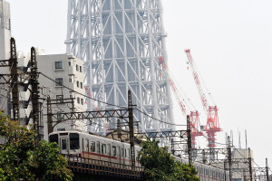 源森橋から東京スカイツリーと東武電車