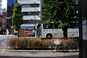 都営浅草線の蔵前駅を降りて江戸通に出る 都営浅草線の蔵前駅を降りて江戸通に出る