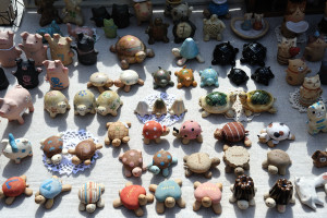 柏手の市の刺繍ねこさんの隣のブースにはさっきから気になる陶人形が整列している