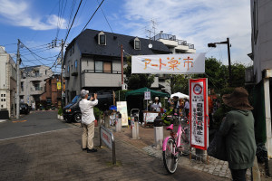 烏山川緑道で三茶アート楽市が開かれている