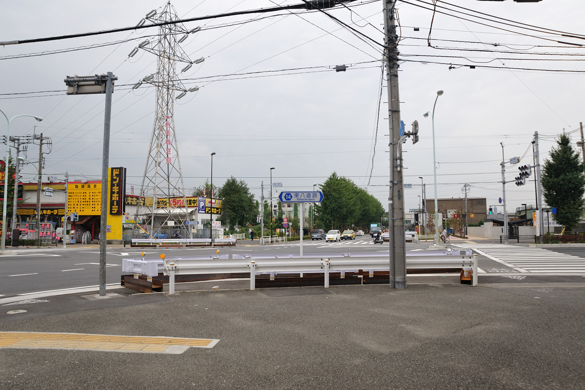 東八道路の交差点をすぎると道幅が広くなる武蔵境通り