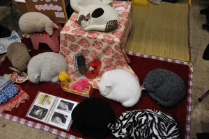 形が妙にリアルなぬいぐるみの眠り猫