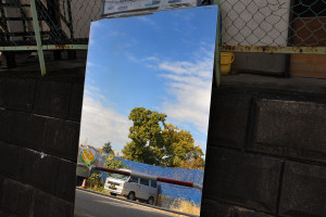 道路脇に立て掛けられた鏡
