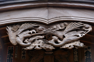 駒形大神社拝殿の鶴の木彫飾り