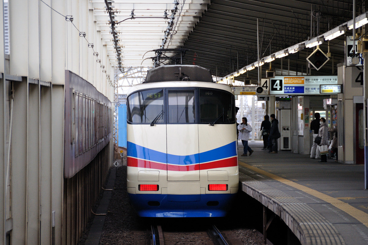 京成青砥駅を発車したAE100形シティライナー成田空港雪