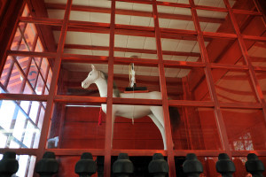 随神門の白馬
