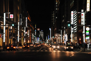 日本橋北側の交差点から中央通りの夜景を神田方向を見る